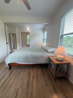 2 habitaciones, escritorio y tabla de planchar con plancha 