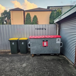 Property grounds - Cairns holiday unit apartment kitchen aircon wifi near esplanade and hospital (Cairns North)