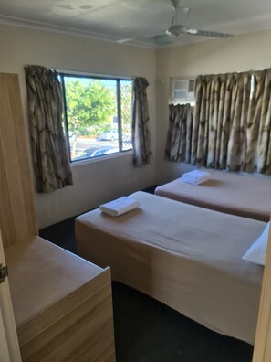 1 室のベッドルーム、アイロン / アイロン台、WiFi (無料)、ベッドシーツ