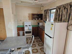 冷蔵庫、電子レンジ、オーブン、コンロ