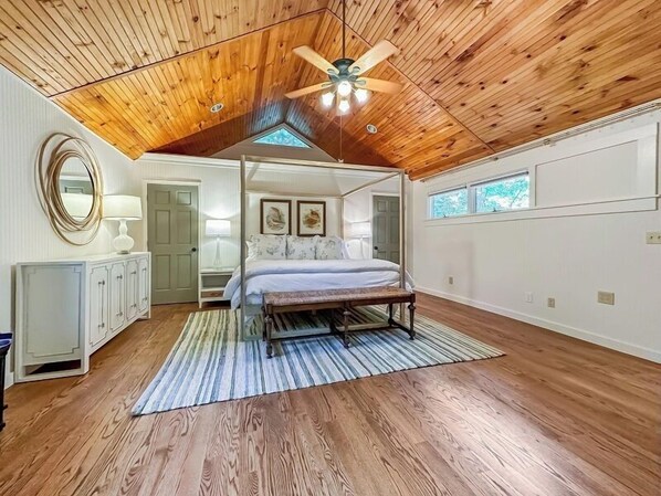 A bedroom with a four-poster bed, a ceiling fan, and a skylight. - A Gator on the Gate. A Mountain on the Horizon | Montevideo (Highlands)