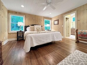 3 bedrooms, iron/ironing board, free WiFi, bed sheets - Wilson Cottage | Walk To Town Highlands Charm (Highlands)