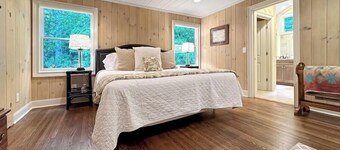 Wilson Cottage | Walk To Town Highlands Charm