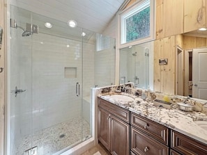 Hair dryer, towels - Walk to Dinner. Walk to Coffee. Walk to Everything | Wilson Cottage (Highlands)