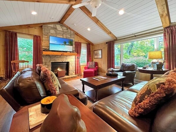 TV, fireplace - Wilson Cottage | Walk To Town Highlands Charm (Highlands)