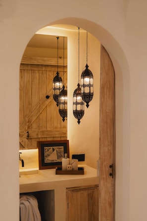 Villa, 2 habitaciones | Baño | Artículos de higiene personal gratuitos, secador de pelo y toallas