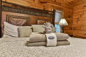3 bedrooms, iron/ironing board, free WiFi, bed sheets - Sunrise Overlook | Blue Ridge, GA (Blue Ridge)