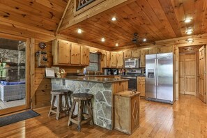 Fridge, microwave, oven, stovetop - Sunrise Overlook | Blue Ridge, GA (Blue Ridge)