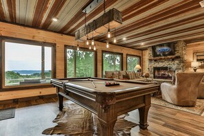 Game room - Almost Heaven Lakeview Lodge (Ellijay)