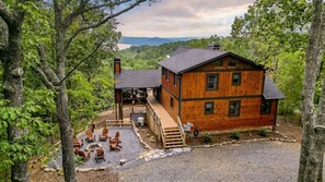 Outdoor dining - Almost Heaven Lakeview Lodge (Ellijay)
