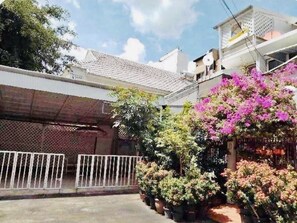 المنطقة المحيطة بالمنشأة