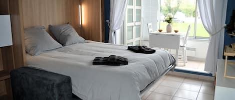 WiFi, bed sheets