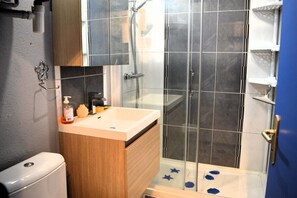 Ducha, secador de pelo y toallas