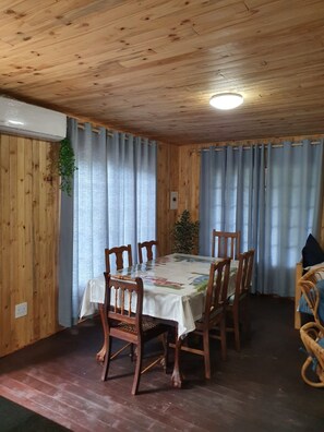 Ferienhaus, 2 Schlafzimmer, eigener Pool, Poolblick | Speisen