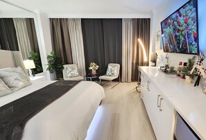 1 chambre, bureau, fer et planche à repasser, lit de bébé portatif