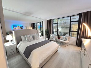 1 chambre, bureau, fer et planche à repasser, lit de bébé portatif