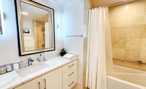 Séchoir à cheveux, serviettes fournies, savon, shampooing