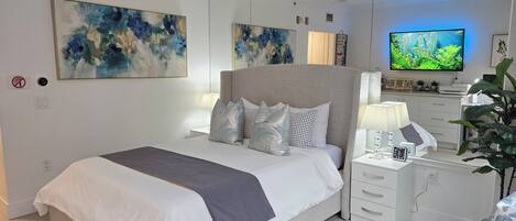 1 habitación, escritorio, tabla de planchar con plancha y cuna de viaje