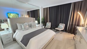 1 habitación, escritorio, tabla de planchar con plancha y cuna de viaje 