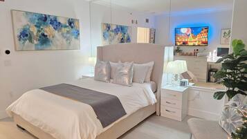 1 camera, una scrivania, ferro/asse da stiro, culla da viaggio