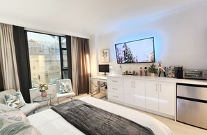 1 chambre, bureau, fer et planche à repasser, lit parapluie