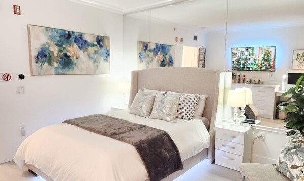 1 chambre, bureau, fer et planche à repasser, lit de bébé portatif