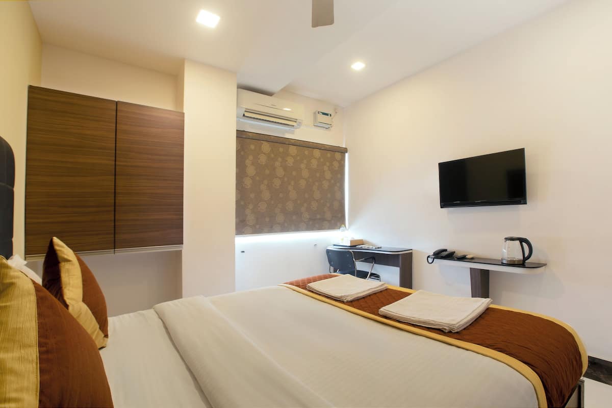 1 bedroom, desk, soundproofing