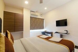 1 bedroom, desk, soundproofing