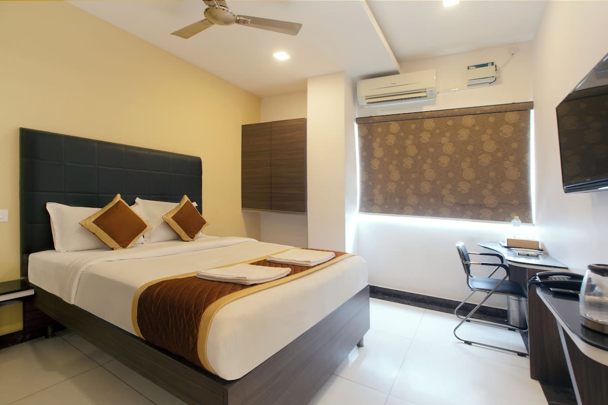 comfort room | 1 bedroom, desk, soundproofing