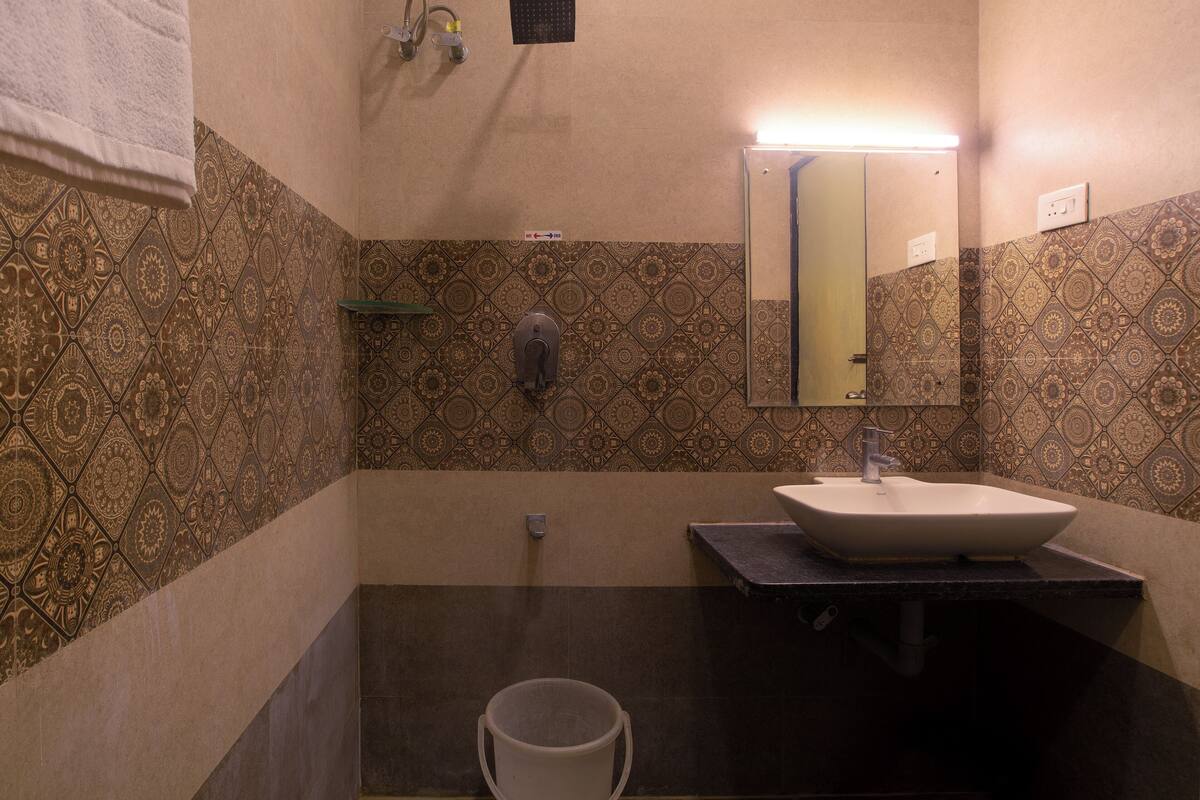 comfort room | city view