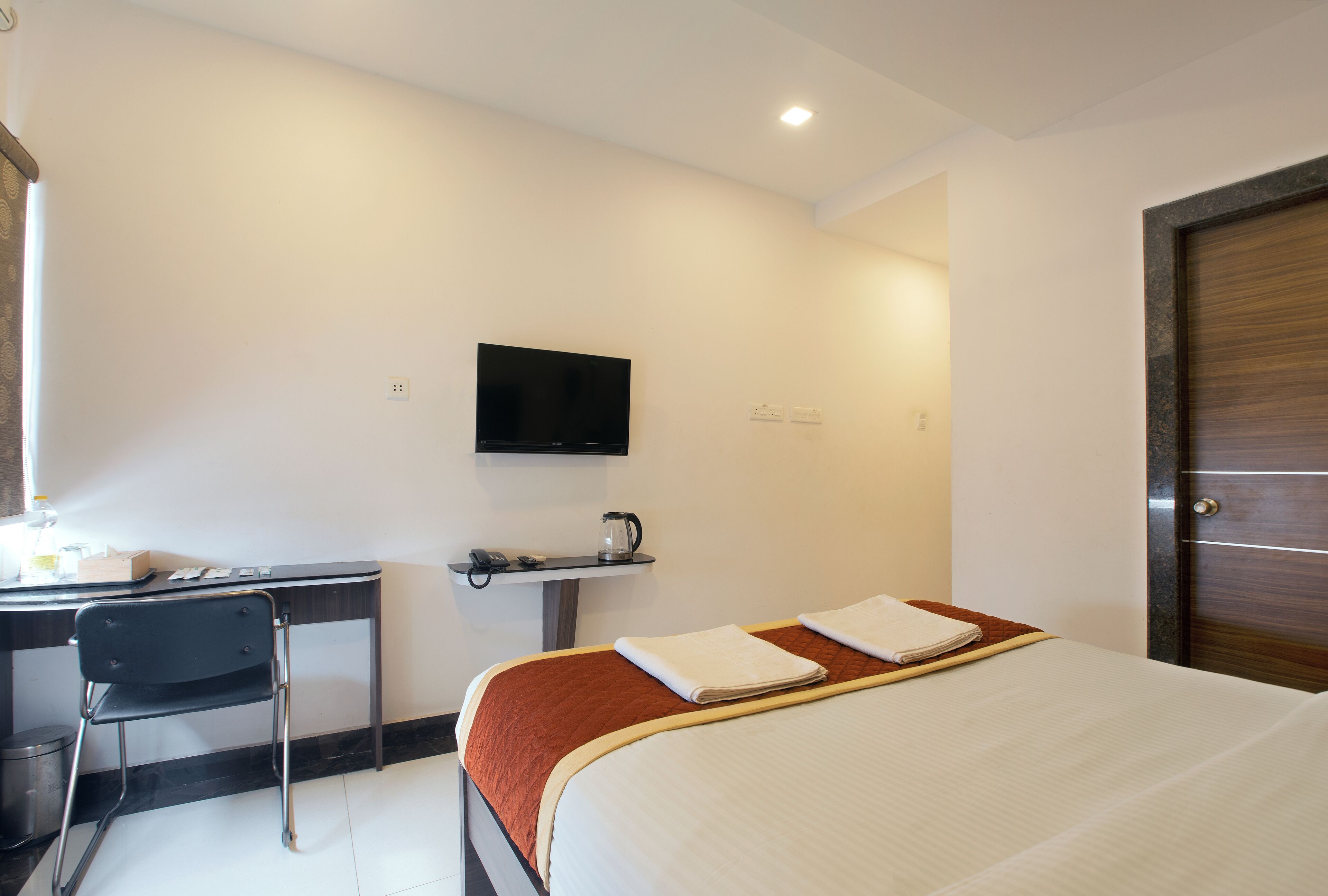 1 bedroom, desk, soundproofing