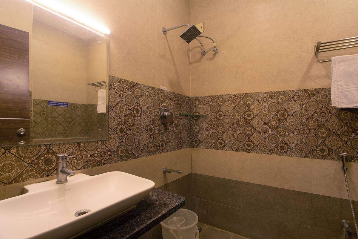 comfort room | city view