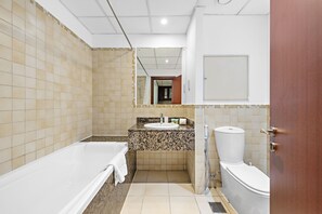 Haartrockner, Bidet, Handtücher, Toilettenpapier