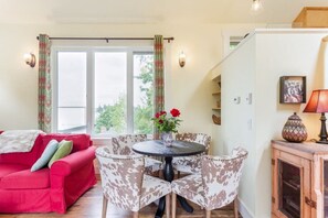 TV, fireplace - Colorful Cottage Close to Lake Washington (Seattle)
