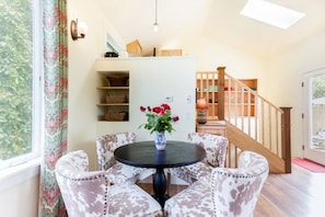 Dining - Colorful Cottage Close to Lake Washington (Seattle)