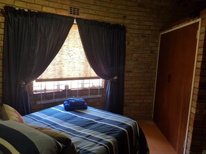 2 bedrooms - Klein Huisie Little House Self Catering Africa Bush Vacation In Marloth Park (Nkomazi)