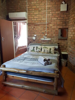 2 bedrooms - Klein Huisie Little House Self Catering Africa Bush Vacation In Marloth Park (Nkomazi)