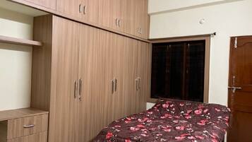 2 bedrooms, desk, WiFi, bed sheets