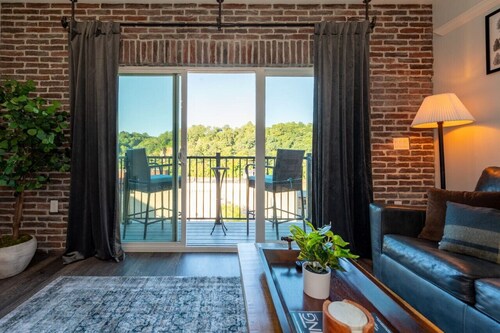 Modern 1BR Flat: Free Parking, AC, Getaway Ready!