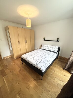 2 bedrooms, WiFi, bed sheets - Beautiful 2 bedroom garden flat w/ free parking (Surbiton)