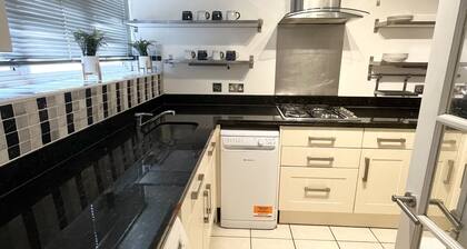 Beautiful 2 bedroom garden flat w/ free parking