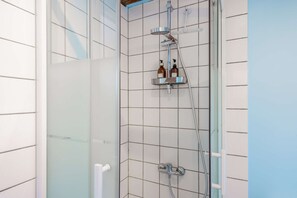 Regadera, amenidades de baño ecológicas, secadora de cabello, batas 