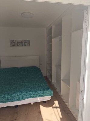 2 bedrooms, iron/ironing board, travel cot, WiFi