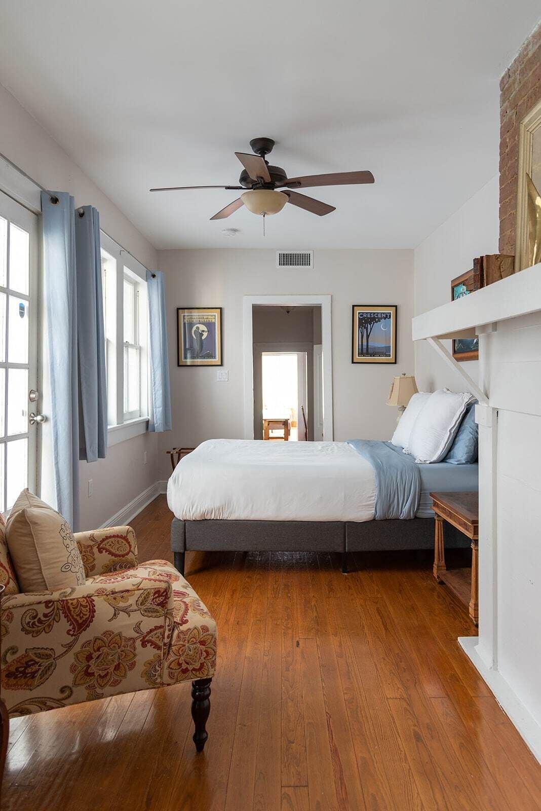 2 habitaciones, tabla de planchar con plancha, cuna de viaje y wifi 