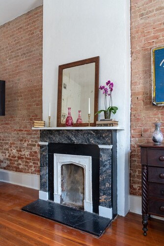 Quaint 1850s Garden District 1BR Flat w/Courtyard