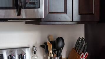 Mikrobølgeovn, ovn, oppvaskmaskin og kaffetrakter/tekoker