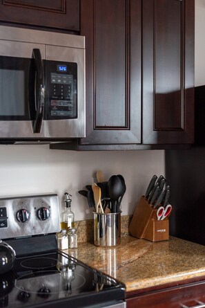 Microwave, oven, dishwasher, coffee/tea maker - Classic Garden District 3BR (New Orleans)