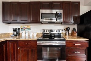 Mikrobølgeovn, ovn, oppvaskmaskin og kaffetrakter/tekoker