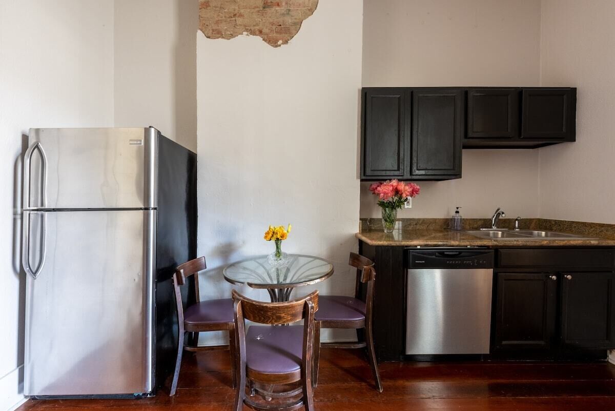 Microondas, horno, lavavajillas, cafetera/tetera