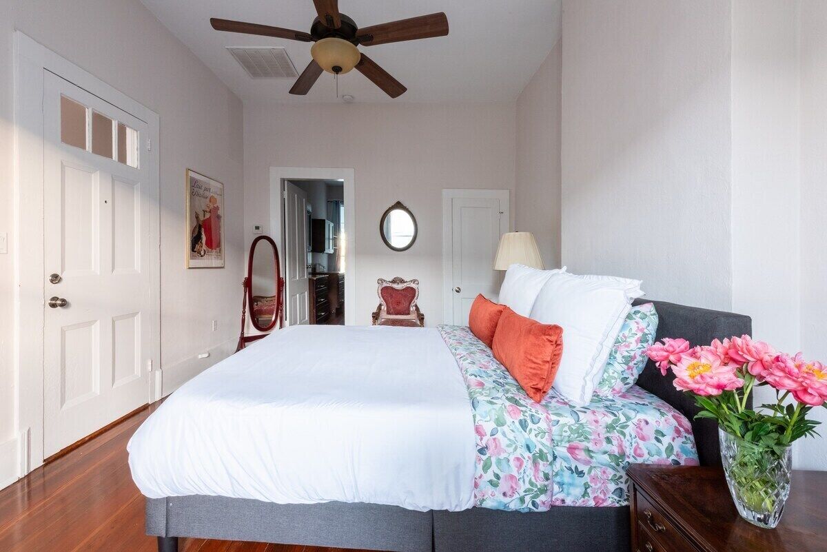 Fer et planche à repasser, lit parapluie, Wi-Fi, draps fournis